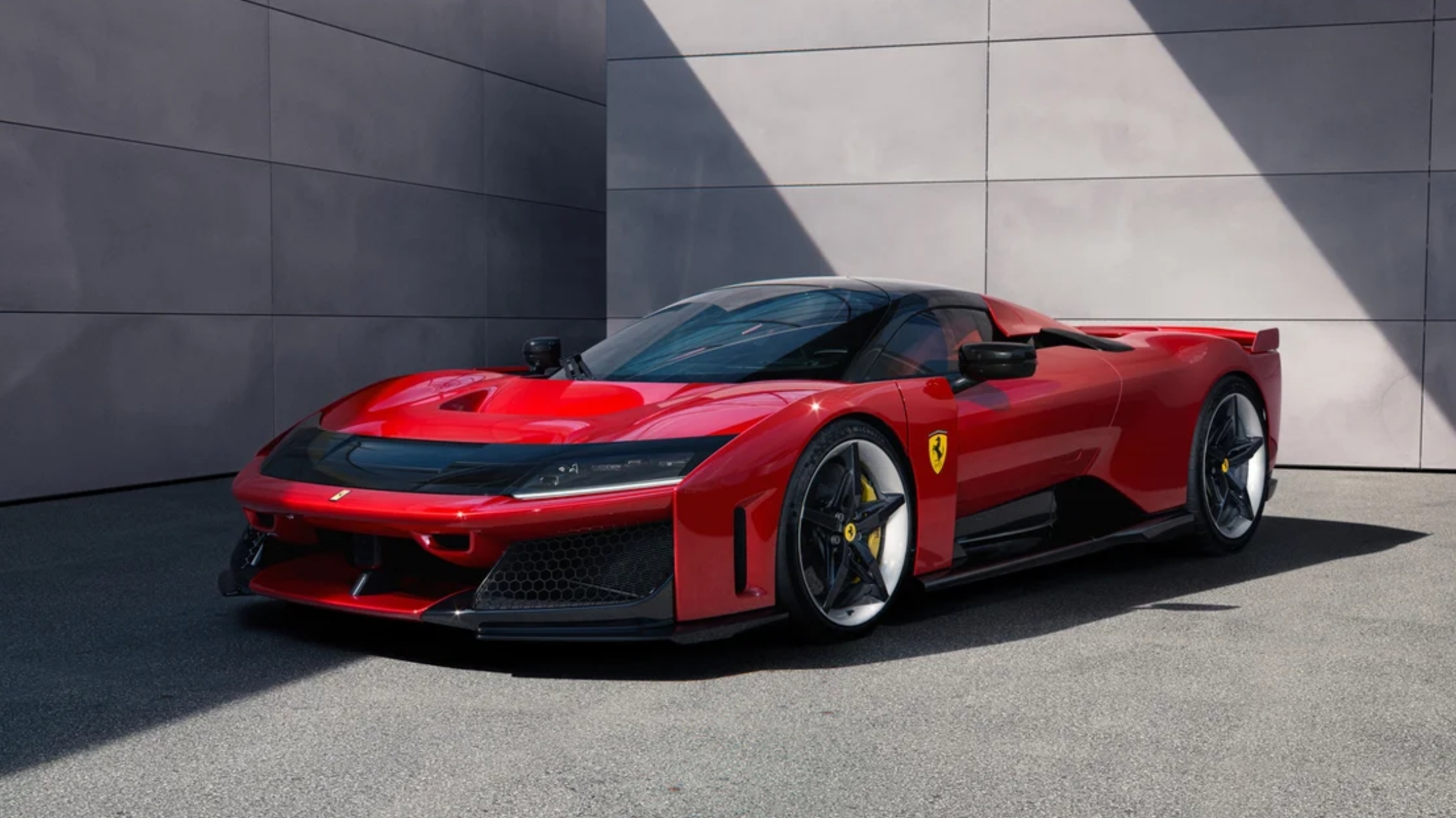 yeni-ferrari-f80-uretim-sinirina-girdi-iste-ozellikleri-1-Sw4pJy4g Yeni Ferrari F80 üretim sınırına girdi! İşte özellikleri