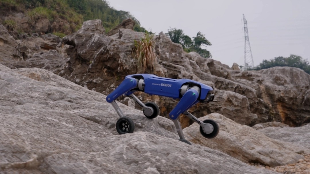 cinli-sirket-sadece-1000-dolar-fiyata-sahip-robot-kopegini-satisa-sundu-1-bi39KFCO Çinli şirket, sadece 1.000 dolar fiyata sahip robot köpeğini satışa sundu