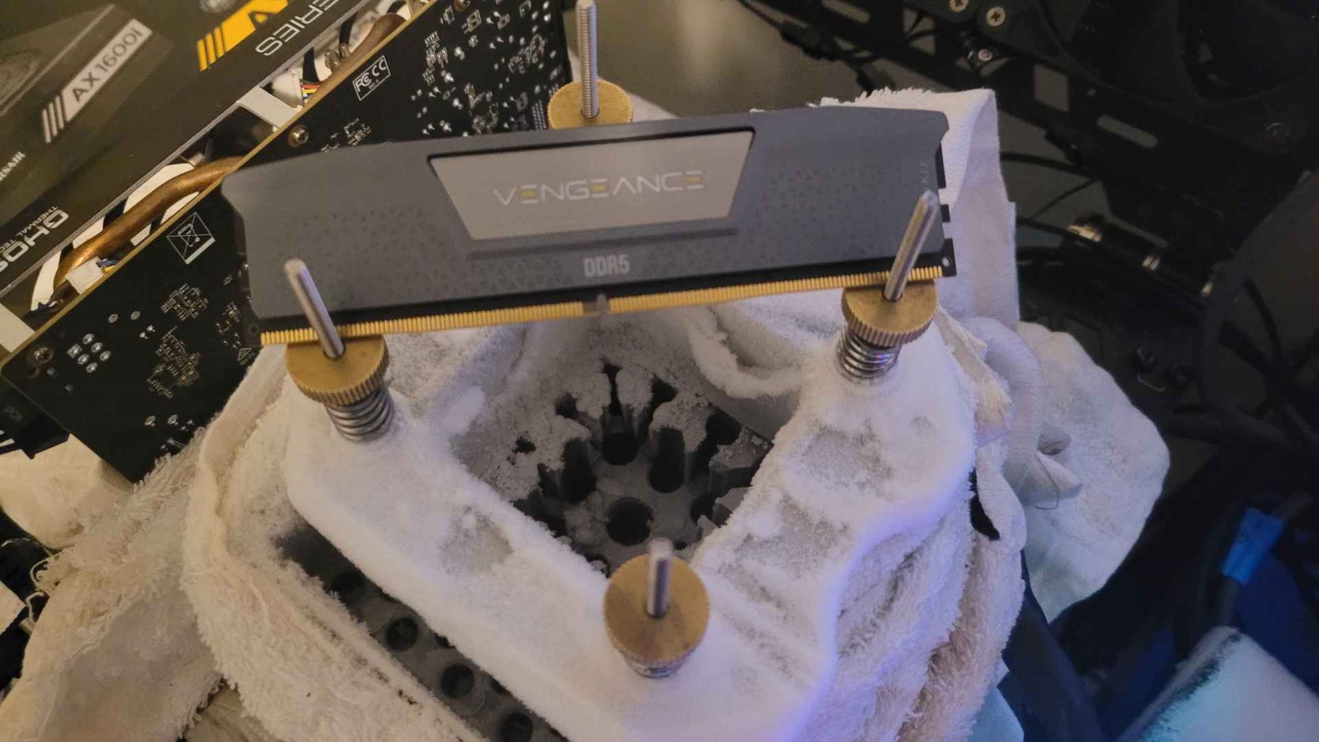 ddr5-hiz-rekoru-yeniden-kirildi-13153-mts-seviyesine-ulasildi-0-8ePvOvZ2 DDR5 hız rekoru yeniden kırıldı: 13.153 MT/s seviyesine ulaşıldı