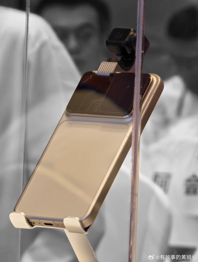 honor-sira-disi-robot-phoneu-ilk-kez-sergiledi-1-RrxclWKj Honor, sıra dışı Robot Phone'u ilk kez sergiledi