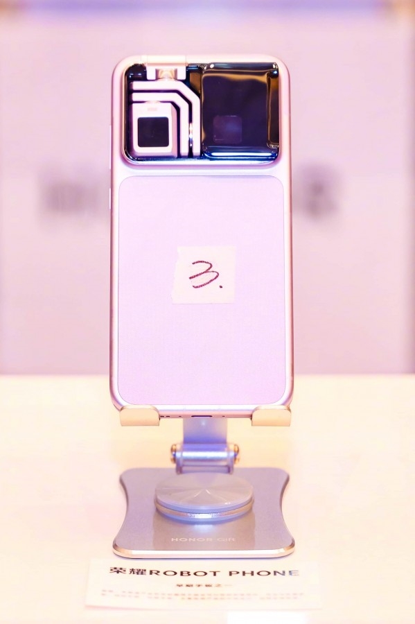 honor-sira-disi-robot-phoneu-ilk-kez-sergiledi-2-NExgls7y Honor, sıra dışı Robot Phone'u ilk kez sergiledi