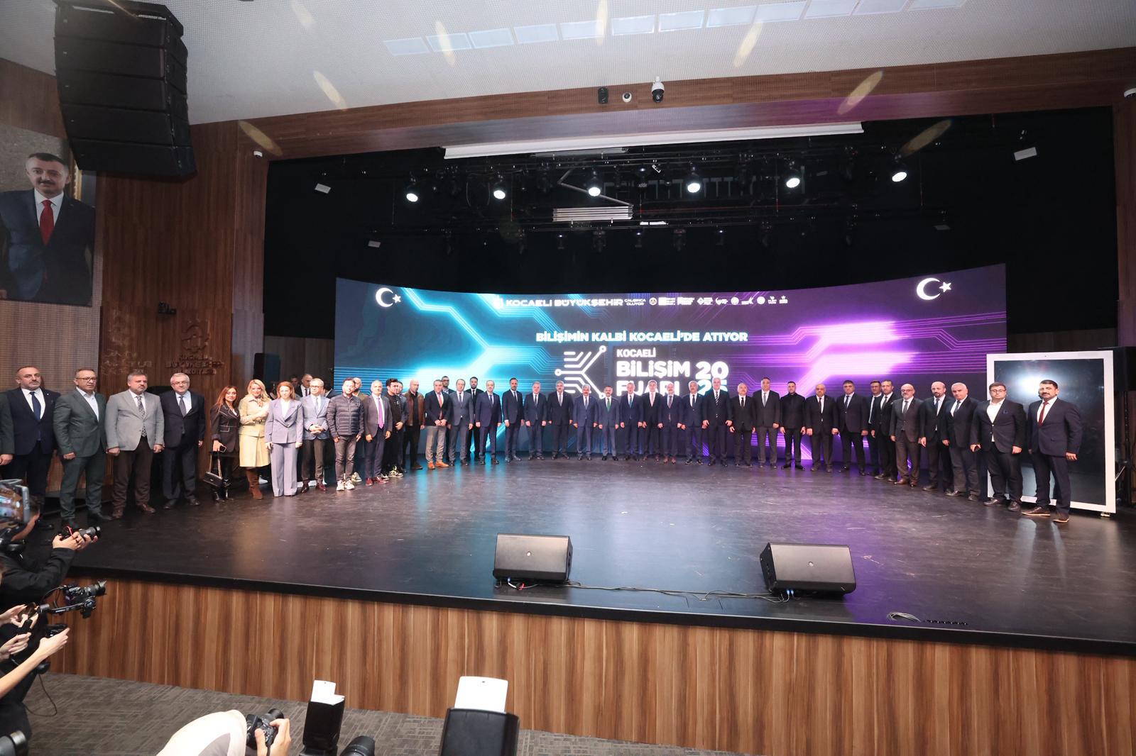 kocaeli-bilisim-fuarina-yapay-zeka-damga-vurdu-8-FBzhFA2S Kocaeli Bilişim Fuarı’na yapay zeka damga vurdu