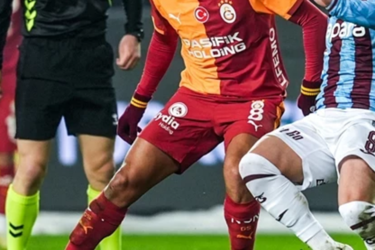 Galatasaray’ın Brezilyalı futbolcusu Gabriel Sara, sol ayak bileğinden sakatlandı