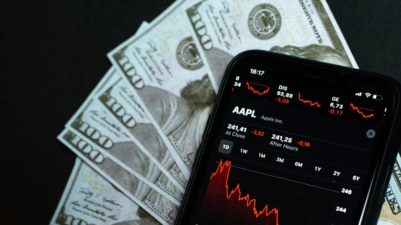 Apple, Rekora Yönelik Gelir Kaydederken Hisseleri Çakılma Sorunu