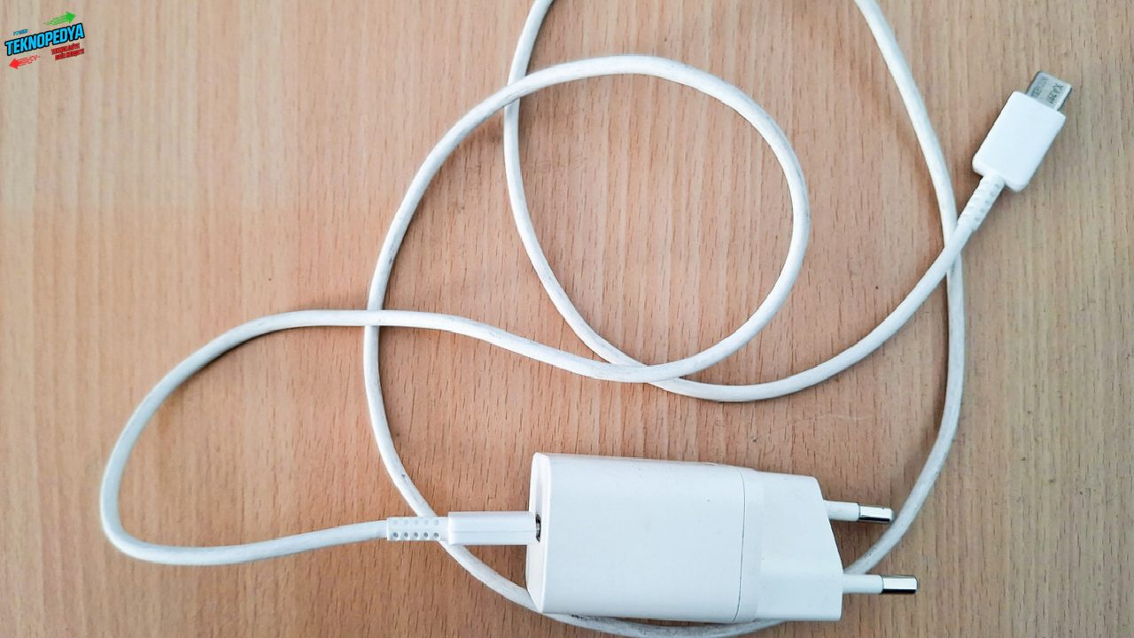 Uzun şarj kabloları, telefonun şarj suratını sahiden düşürüyor mu?
