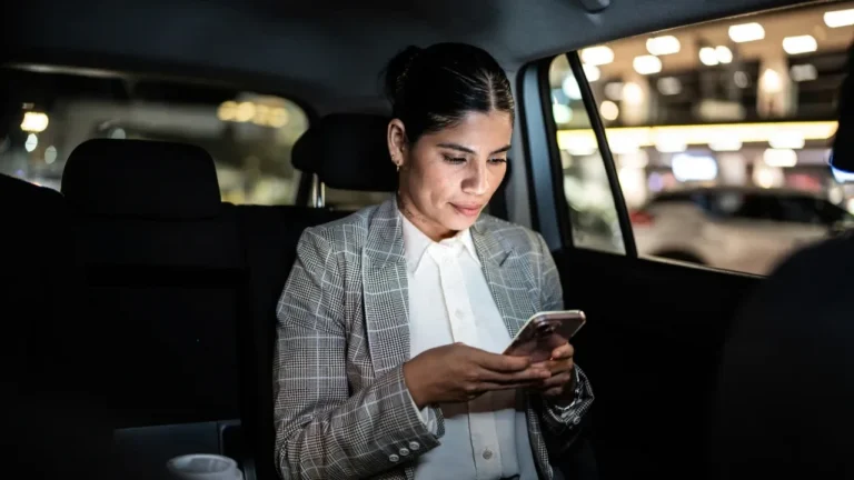 Android 17’de Motion Assist ile Araçta Telefon Kullanırken Mide Bulanması Azaltılıyor