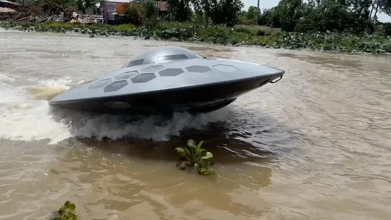 Nehrin Ortasından Geçen UFO: Renkli Neon Işıklarıyla Şaşkınlık Yaratan Tekne