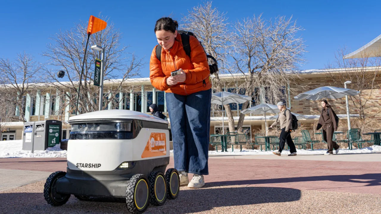 Otonom Teslimatın Sınırları: Kurye Robotlar İnsan Yardımcısı Olmaya Devam Ediyor