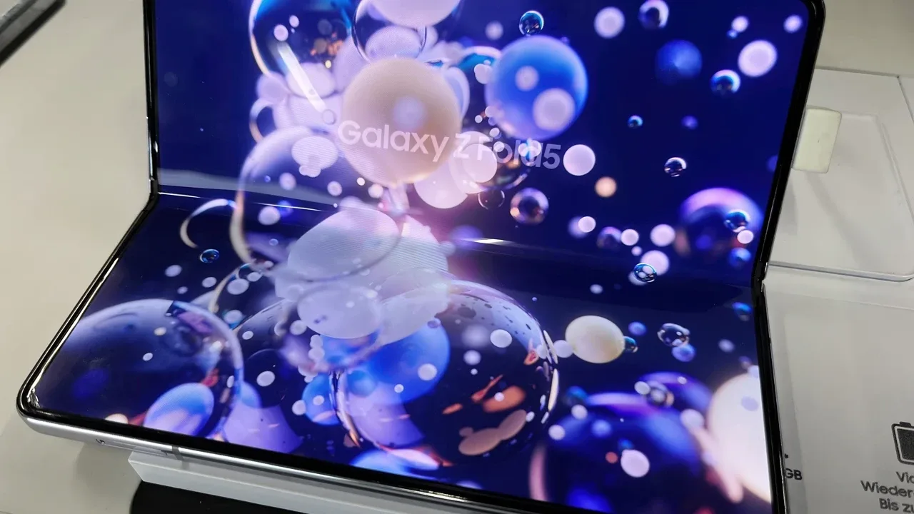 Samsung, 5 Yeni Katlanabilir Telefon İçin İlk İşaretleri Paylaştı