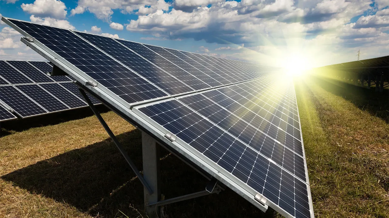 Türkiye’nin Güneş Enerjisi Rekoru: Yenilenebilir Enerji Hedeflerine Yakınlaşma