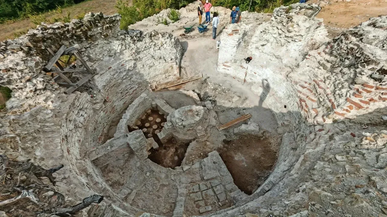 Arkeologları Şaşırttı: Roma Sarayının Altında Çıkıntı Olan Hamam